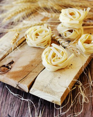 Pişmemiş makarna un masada, seçici odak ile