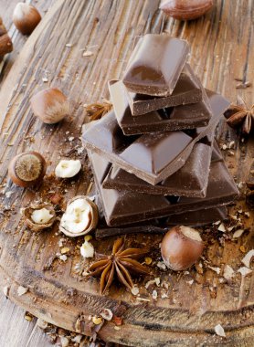 fındık ve tarçın ile çikolata parçaları