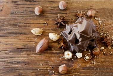 fındık ve tarçın ile çikolata parçaları