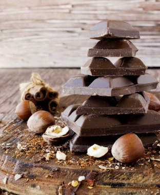 fındık ve tarçın ile çikolata parçaları