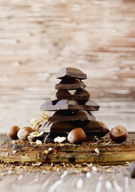 fındık ve tarçın ile çikolata parçaları