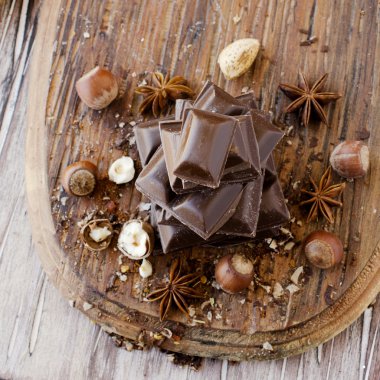 fındık ve tarçın ile çikolata parçaları