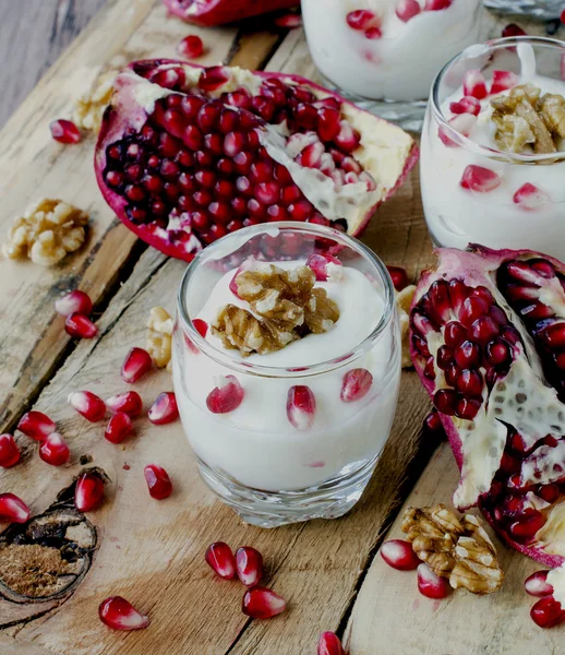 yoğurt tatlı ceviz ve nar seçici odak