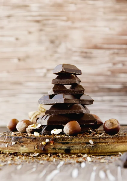 fındık ve tarçın ile çikolata parçaları