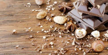 fındık ve tarçın ile çikolata parçaları