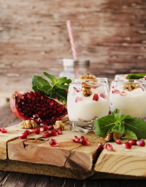 yoğurt tatlı ceviz ve nar seçici odak