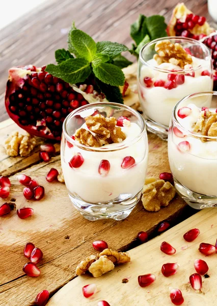 yoğurt tatlı ceviz ve nar seçici odak