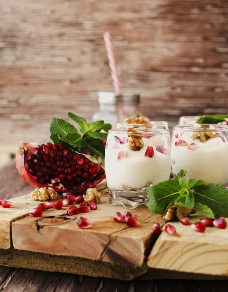 yoğurt tatlı ceviz ve nar seçici odak