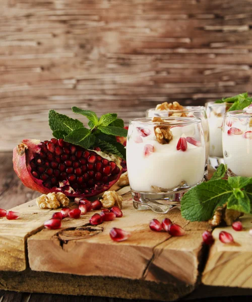 Sobremesa de iogurte com nozes e romã foco seletivo — Fotografia de Stock