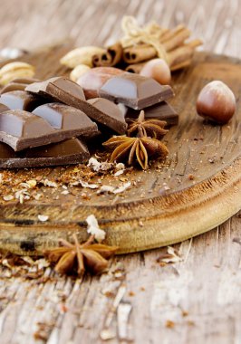 fındık ve tarçın ile çikolata parçaları