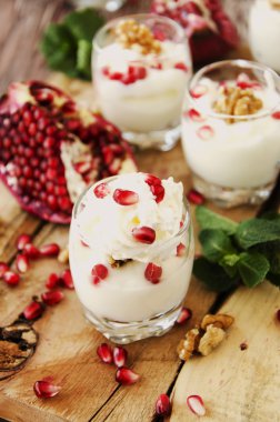 yoğurt tatlı ceviz ve nar seçici odak