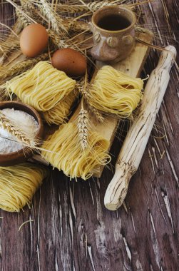 Pişmemiş makarna un masada, seçici odak ile