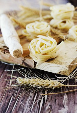 Pişmemiş makarna un masada, seçici odak ile