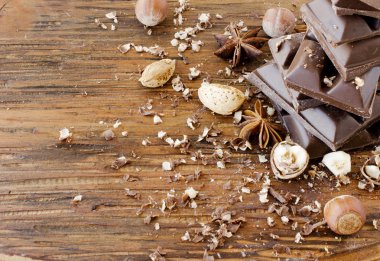 fındık ve tarçın ile çikolata parçaları