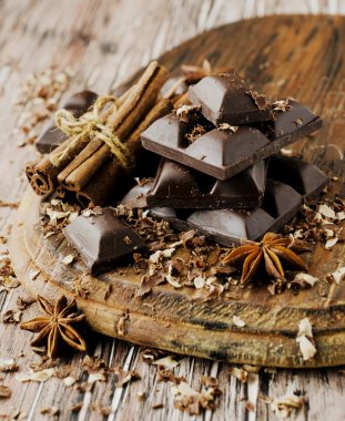 fındık ve tarçın ile çikolata parçaları