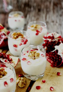 yoğurt tatlı ceviz ve nar seçici odak
