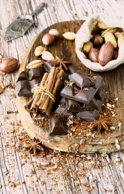 fındık ve tarçın ile çikolata parçaları