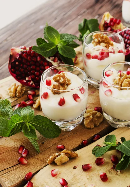 yoğurt tatlı ceviz ve nar seçici odak