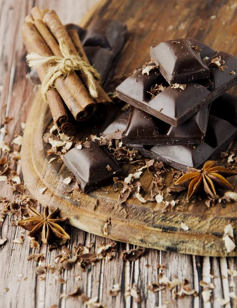 fındık ve tarçın ile çikolata parçaları