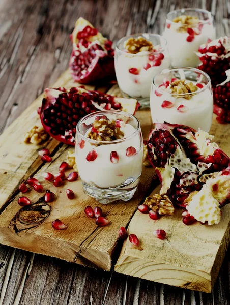yoğurt tatlı ceviz ve nar seçici odak