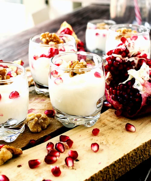 yoğurt tatlı ceviz ve nar seçici odak