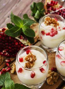 yoğurt tatlı ceviz ve nar seçici odak
