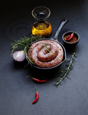 bir dökme demir tava, seçici odak üzerinde çiğ Dana sosis