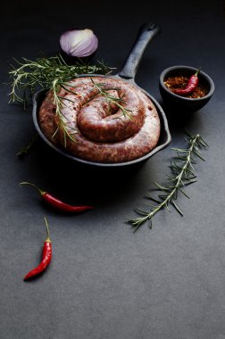 bir dökme demir tava, seçici odak üzerinde çiğ Dana sosis