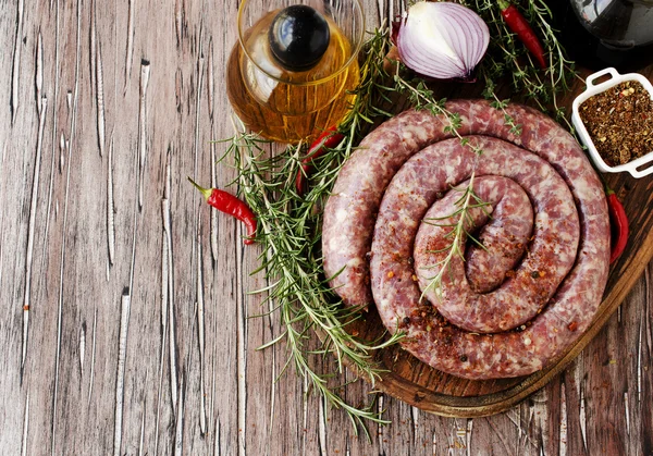 bir dökme demir tava, seçici odak üzerinde çiğ Dana sosis