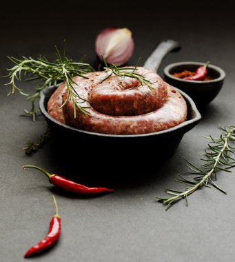 bir dökme demir tava, seçici odak üzerinde çiğ Dana sosis