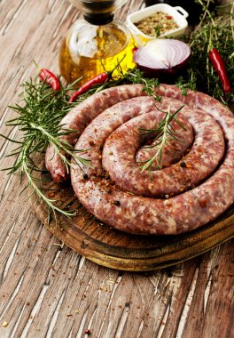 bir dökme demir tava, seçici odak üzerinde çiğ Dana sosis