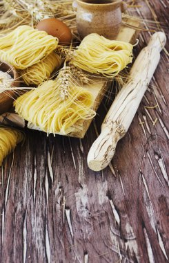 Pişmemiş makarna un masada, seçici odak ile