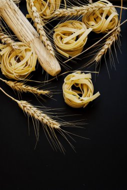 Pişmemiş makarna un masada, seçici odak ile