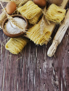 Pişmemiş makarna un masada, seçici odak ile