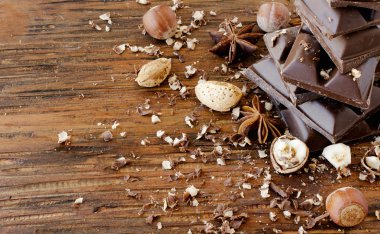 fındık ve tarçın ile çikolata parçaları