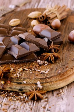 fındık ve tarçın ile çikolata parçaları