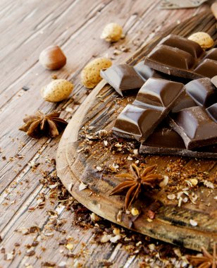 fındık ve tarçın ile çikolata parçaları