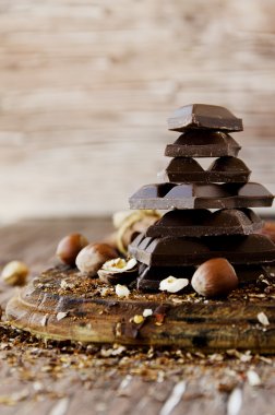 fındık ve tarçın ile çikolata parçaları