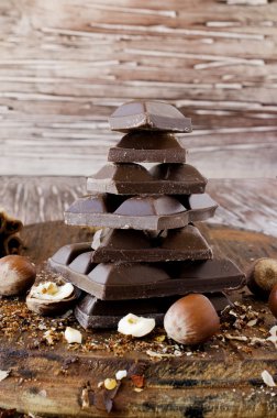 fındık ve tarçın ile çikolata parçaları