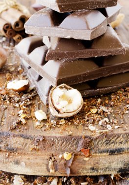 fındık ve tarçın ile çikolata parçaları