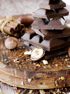 fındık ve tarçın ile çikolata parçaları