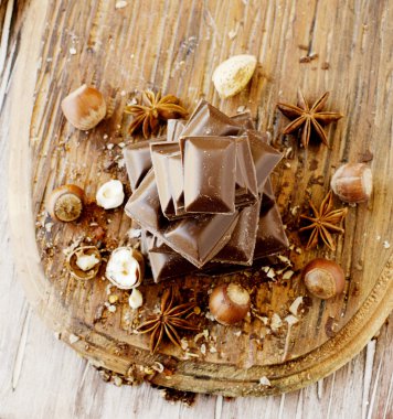 fındık ve tarçın ile çikolata parçaları