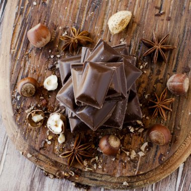 fındık ve tarçın ile çikolata parçaları