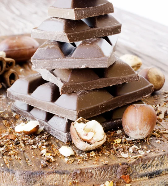 fındık ve tarçın ile çikolata parçaları