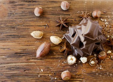 fındık ve tarçın ile çikolata parçaları