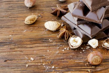 fındık ve tarçın ile çikolata parçaları