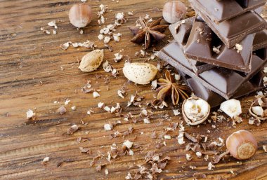 fındık ve tarçın ile çikolata parçaları