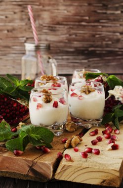 yoğurt tatlı ceviz ve nar seçici odak