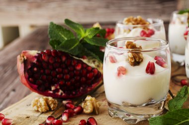 yoğurt tatlı ceviz ve nar seçici odak
