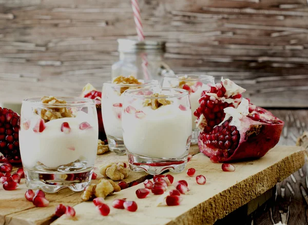 Joghurt-Dessert mit Walnüssen und Granatapfel — Stockfoto